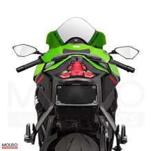 Running light of ZX-10R / ZX-10RR integrated tail light glows softly, adding elegance.